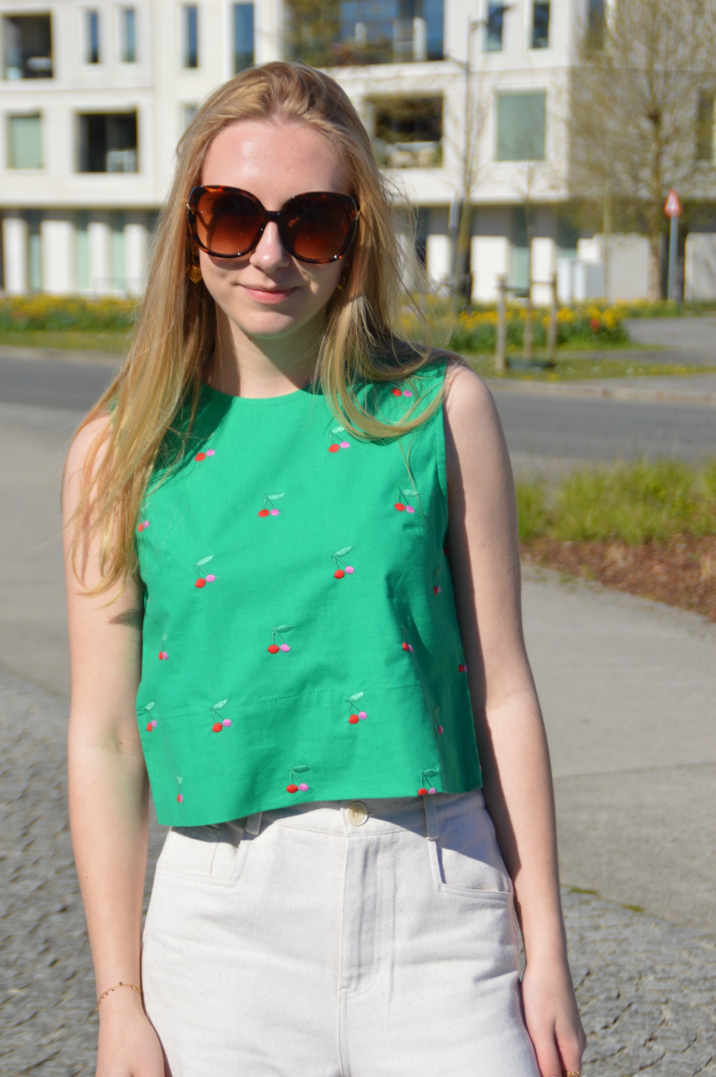Groene top met kersenprint