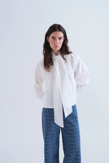 Witte blouse strik