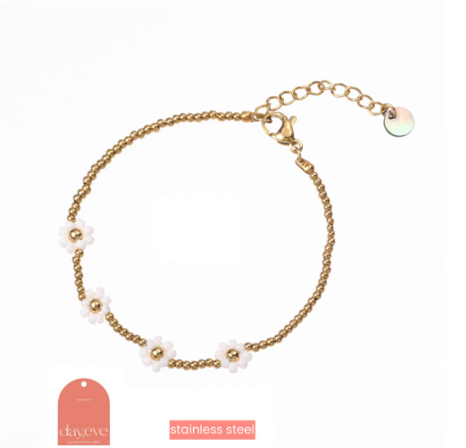 Armbandje witte bloemetjes