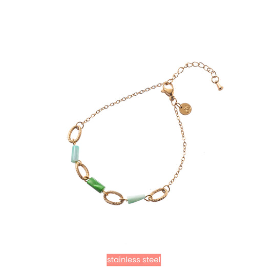 Armbandje groene parels