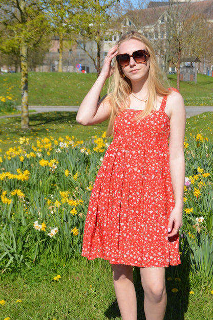 Rood kleedje bloemetjes