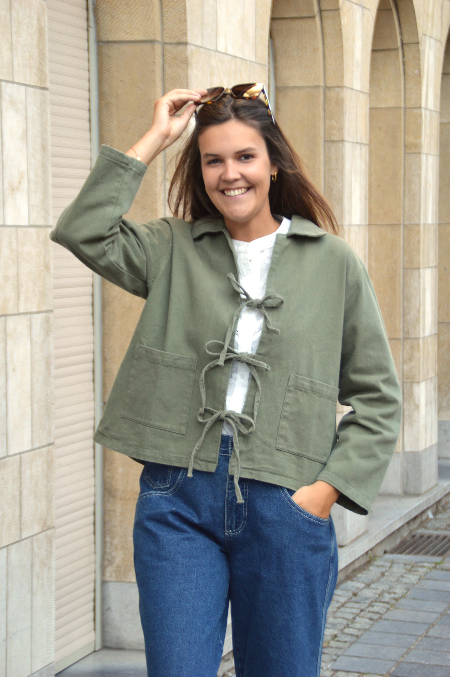 Kaki vest met strikjes