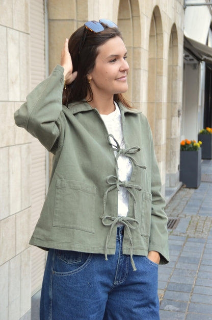 Kaki vest met strikjes