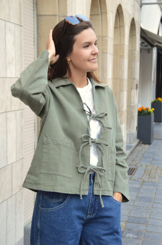 Kaki vest met strikjes