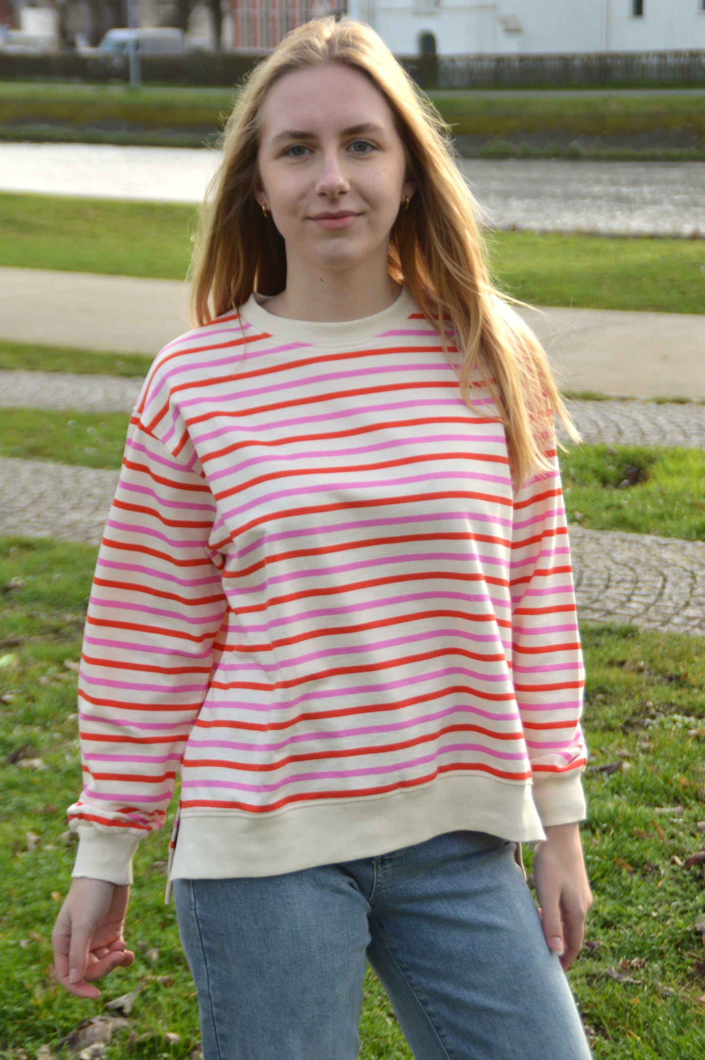 Sweater rood-roze streepjes