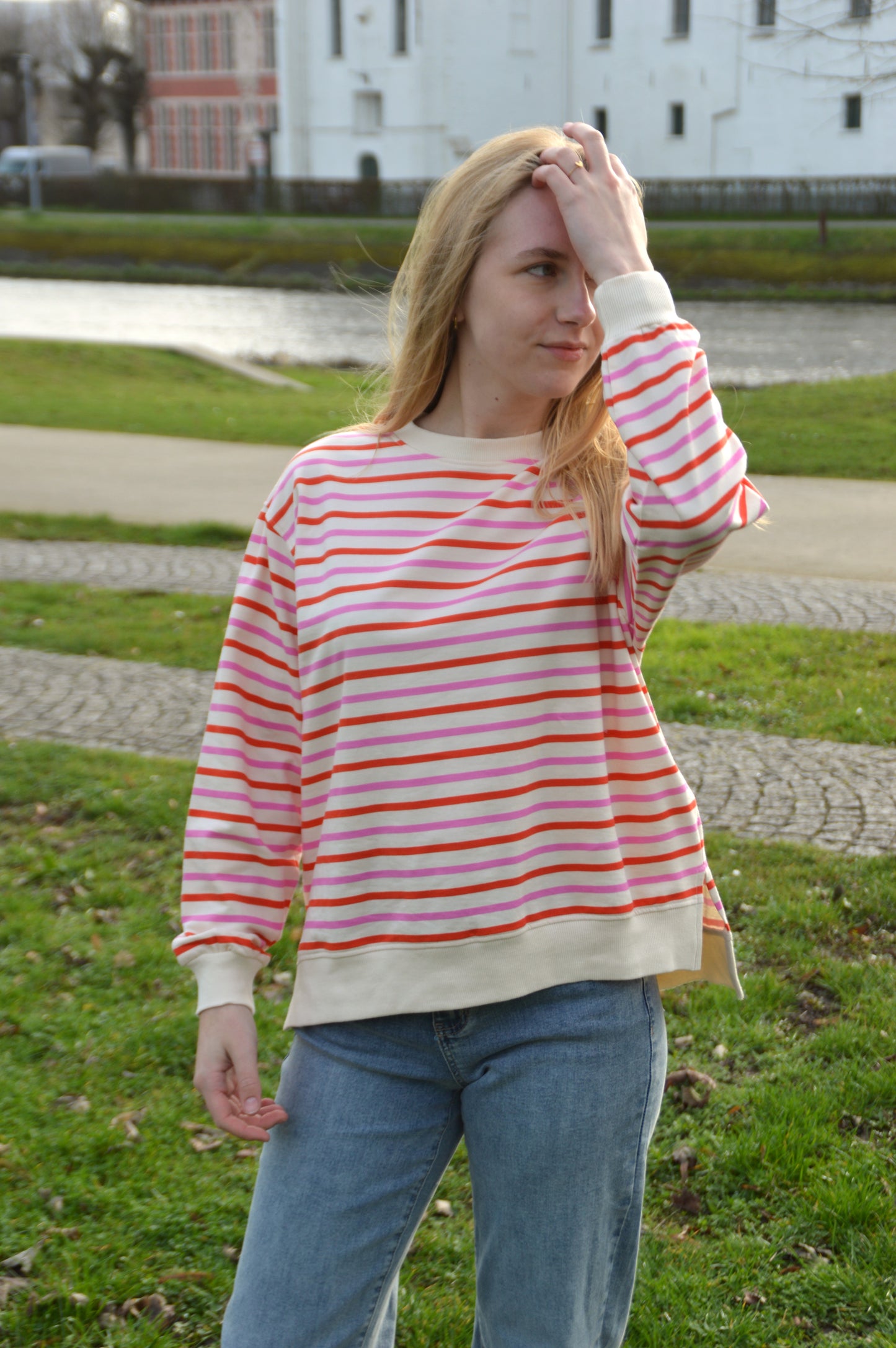 Sweater rood-roze streepjes