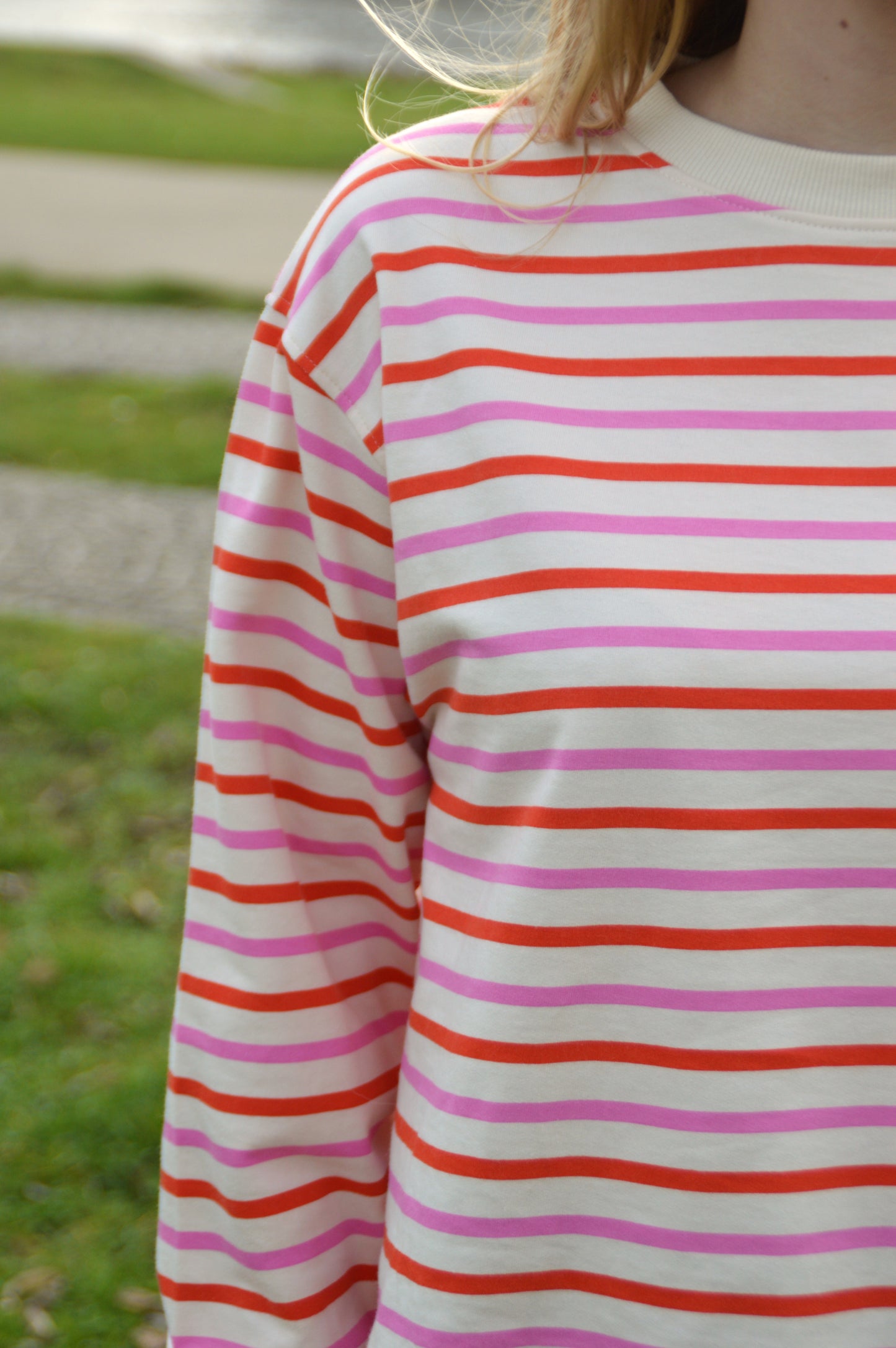 Sweater rood-roze streepjes
