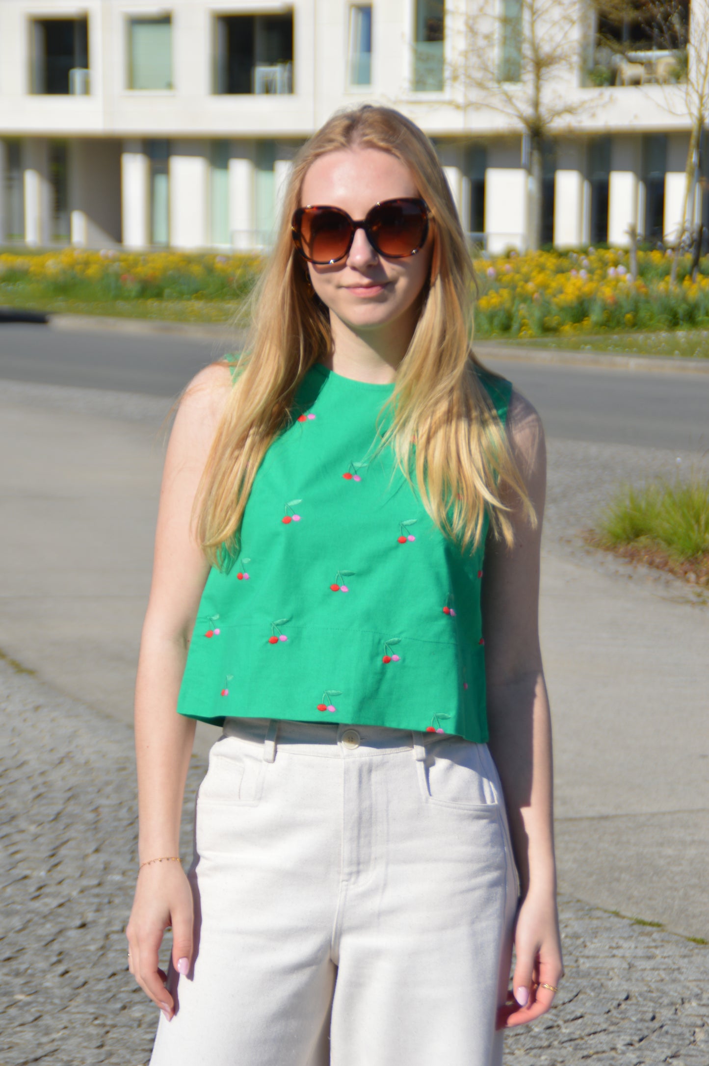 Groene top met kersenprint