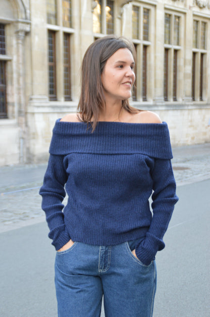 Blauwe trui offshoulder